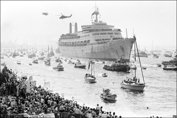 retour triomphal de la flotte anglaise a Portsmouth en fin de guerre des Falklands