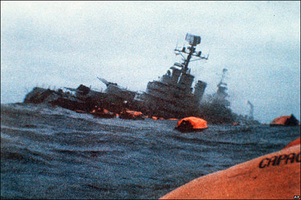 le croiseur argentin Belgrano est coulé par un sous-marin anglais