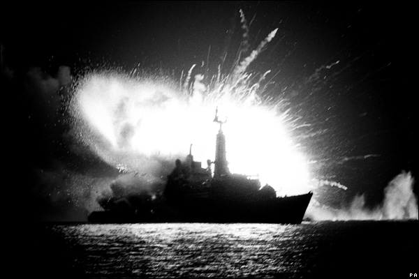 HMS Antelope touché par une bombe qui explose pendant le déminage, guerre des Falklands