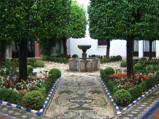 UN PATIO LLENO DE FLORES